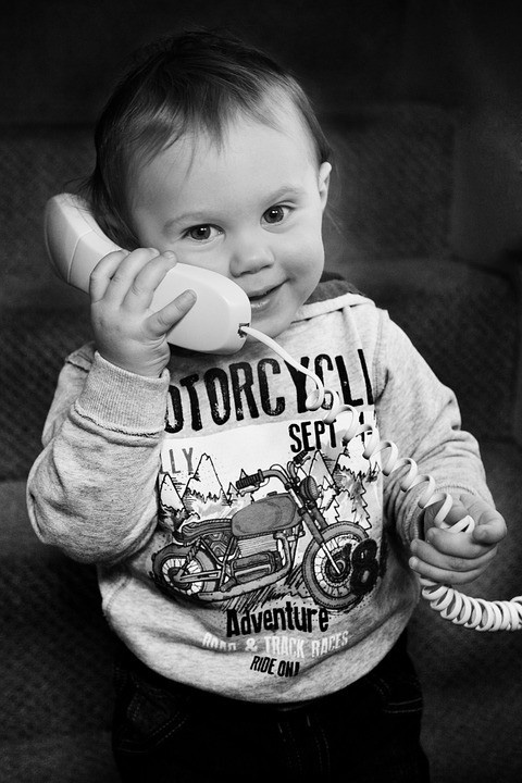 Kind mit Telefon